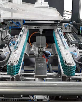 Stazione di chiusura falde inferiori tramite colla a caldo